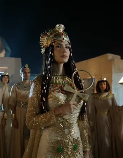 سلمى أبو ضيف وهدى المفتي وأحمد غزي وأحمد مالك وياسمينا العبد في افتتاح المتحف المصري الكبير بالزي الفرعوني