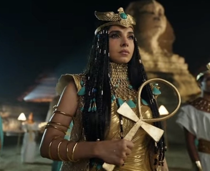 سلمى أبو ضيف وهدى المفتي وأحمد غزي وأحمد مالك وياسمينا العبد في افتتاح المتحف المصري الكبير بالزي الفرعوني