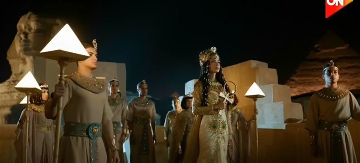 سلمى أبو ضيف وهدى المفتي وأحمد غزي وأحمد مالك وياسمينا العبد في افتتاح المتحف المصري الكبير بالزي الفرعوني