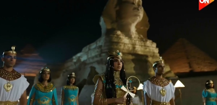 سلمى أبو ضيف وهدى المفتي وأحمد غزي وأحمد مالك وياسمينا العبد في افتتاح المتحف المصري الكبير بالزي الفرعوني