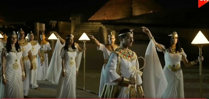 سلمى أبو ضيف وهدى المفتي وأحمد غزي وأحمد مالك وياسمينا العبد في افتتاح المتحف المصري الكبير بالزي الفرعوني