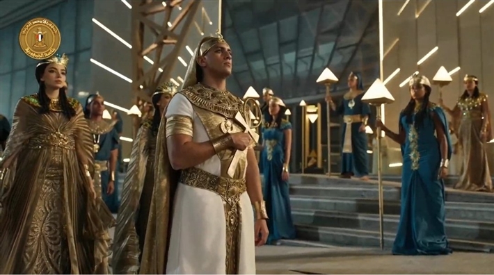 سلمى أبو ضيف وهدى المفتي وأحمد غزي وأحمد مالك وياسمينا العبد في افتتاح المتحف المصري الكبير بالزي الفرعوني