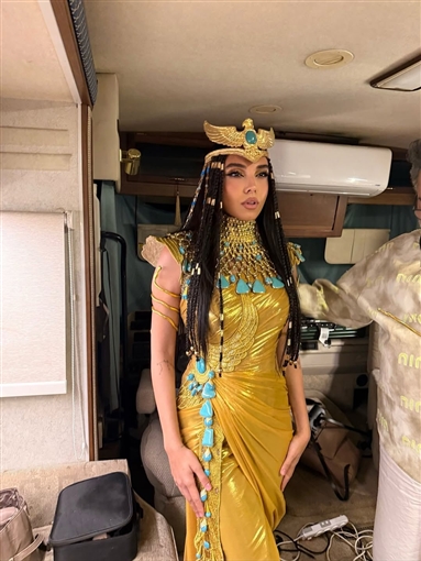  ملكة فرعونية ... تفاصيل إطلالة سلمى أبو ضيف في حفل افتتاح المتحف المصري الكبير