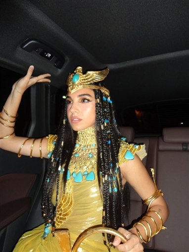  ملكة فرعونية ... تفاصيل إطلالة سلمى أبو ضيف في حفل افتتاح المتحف المصري الكبير