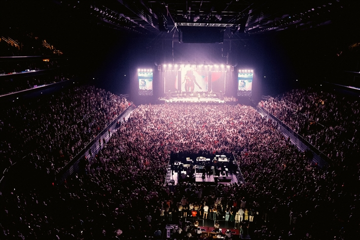 ارتدى مفتاح الحياة ووجه تهنئة بافتتاح المتحف الكبير لقطات من حفل عمرو دياب في دبي