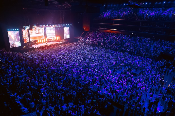 ارتدى مفتاح الحياة ووجه تهنئة بافتتاح المتحف الكبير لقطات من حفل عمرو دياب في دبي