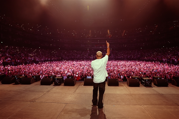 ارتدى مفتاح الحياة ووجه تهنئة بافتتاح المتحف الكبير لقطات من حفل عمرو دياب في دبي