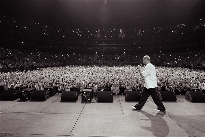 ارتدى مفتاح الحياة ووجه تهنئة بافتتاح المتحف الكبير لقطات من حفل عمرو دياب في دبي