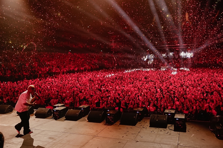 ارتدى مفتاح الحياة ووجه تهنئة بافتتاح المتحف الكبير لقطات من حفل عمرو دياب في دبي