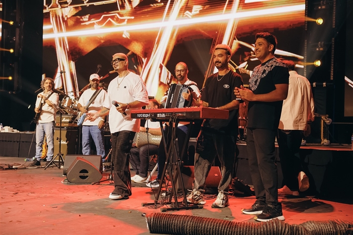 ارتدى مفتاح الحياة ووجه تهنئة بافتتاح المتحف الكبير لقطات من حفل عمرو دياب في دبي