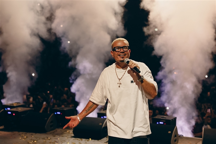 ارتدى مفتاح الحياة ووجه تهنئة بافتتاح المتحف الكبير لقطات من حفل عمرو دياب في دبي