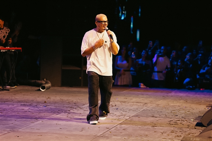 ارتدى مفتاح الحياة ووجه تهنئة بافتتاح المتحف الكبير لقطات من حفل عمرو دياب في دبي