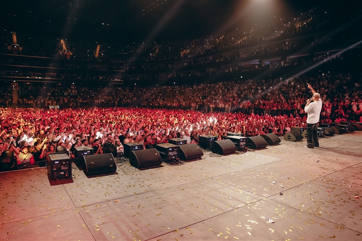 ارتدى مفتاح الحياة ووجه تهنئة بافتتاح المتحف الكبير لقطات من حفل عمرو دياب في دبي