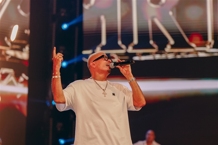 ارتدى مفتاح الحياة ووجه تهنئة بافتتاح المتحف الكبير لقطات من حفل عمرو دياب في دبي