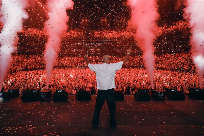 ارتدى مفتاح الحياة ووجه تهنئة بافتتاح المتحف الكبير لقطات من حفل عمرو دياب في دبي