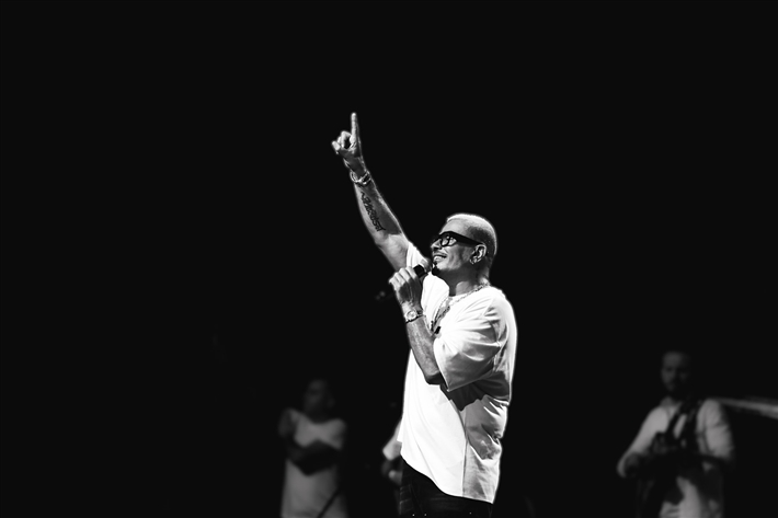 ارتدى مفتاح الحياة ووجه تهنئة بافتتاح المتحف الكبير لقطات من حفل عمرو دياب في دبي