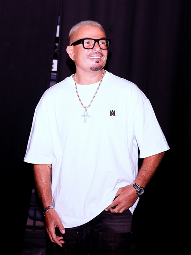 ارتدى مفتاح الحياة ووجه تهنئة بافتتاح المتحف الكبير لقطات من حفل عمرو دياب في دبي