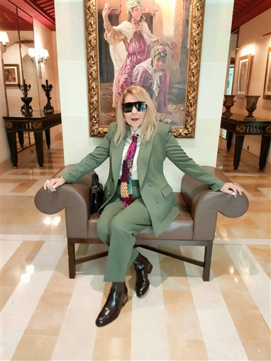 نادية الجندي تستغني عن الفساتين وتختار البدلة الرجالي لإطلالتها في مهرجان وهران