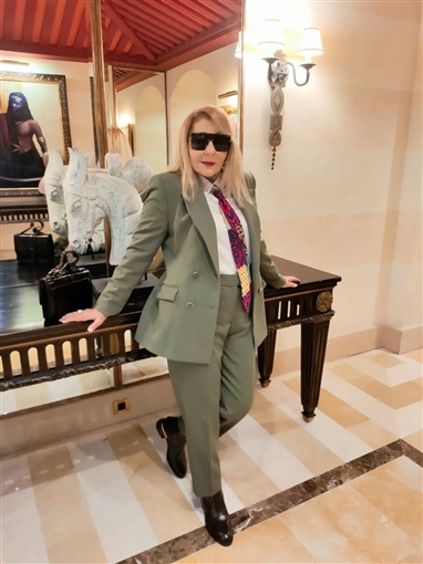 نادية الجندي تستغني عن الفساتين وتختار البدلة الرجالي لإطلالتها في مهرجان وهران