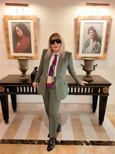 نادية الجندي تستغني عن الفساتين وتختار البدلة الرجالي لإطلالتها في مهرجان وهران