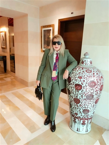 نادية الجندي تستغني عن الفساتين وتختار البدلة الرجالي لإطلالتها في مهرجان وهران