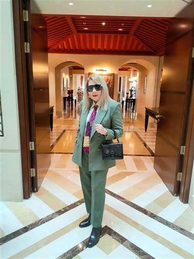 نادية الجندي تستغني عن الفساتين وتختار البدلة الرجالي لإطلالتها في مهرجان وهران