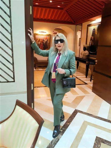 نادية الجندي تستغني عن الفساتين وتختار البدلة الرجالي لإطلالتها في مهرجان وهران