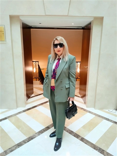 نادية الجندي تستغني عن الفساتين وتختار البدلة الرجالي لإطلالتها في مهرجان وهران