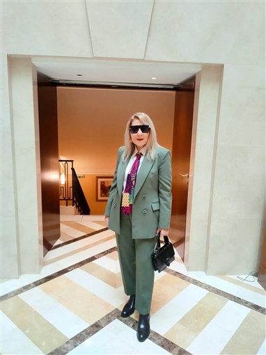 نادية الجندي تستغني عن الفساتين وتختار البدلة الرجالي لإطلالتها في مهرجان وهران