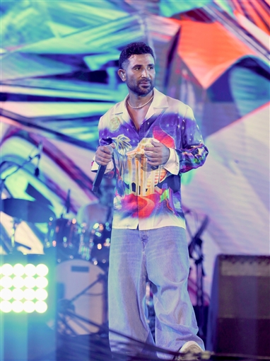  شرطة_الموضة: أحمد سعد بقميص من الحرير برسومات المعابد اليونانية سعره 48 ألف جنيه