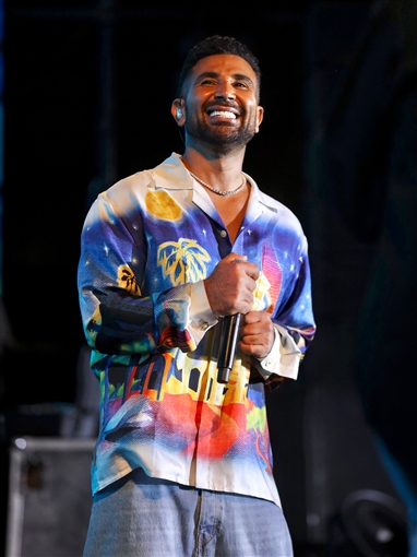  شرطة_الموضة: أحمد سعد بقميص من الحرير برسومات المعابد اليونانية سعره 48 ألف جنيه