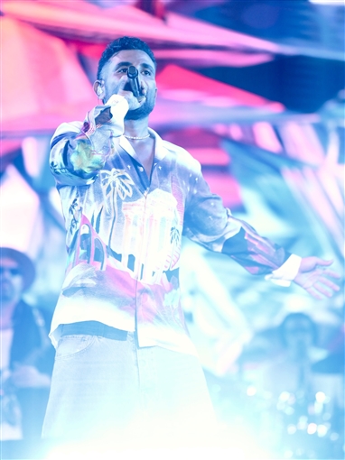  شرطة_الموضة: أحمد سعد بقميص من الحرير برسومات المعابد اليونانية سعره 48 ألف جنيه