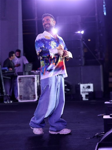  شرطة_الموضة: أحمد سعد بقميص من الحرير برسومات المعابد اليونانية سعره 48 ألف جنيه