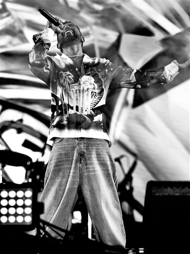  شرطة_الموضة: أحمد سعد بقميص من الحرير برسومات المعابد اليونانية سعره 48 ألف جنيه