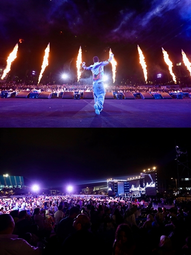  شرطة_الموضة: أحمد سعد بقميص من الحرير برسومات المعابد اليونانية سعره 48 ألف جنيه