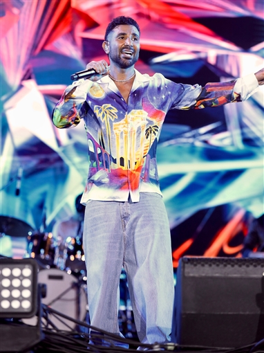  شرطة_الموضة: أحمد سعد بقميص من الحرير برسومات المعابد اليونانية سعره 48 ألف جنيه