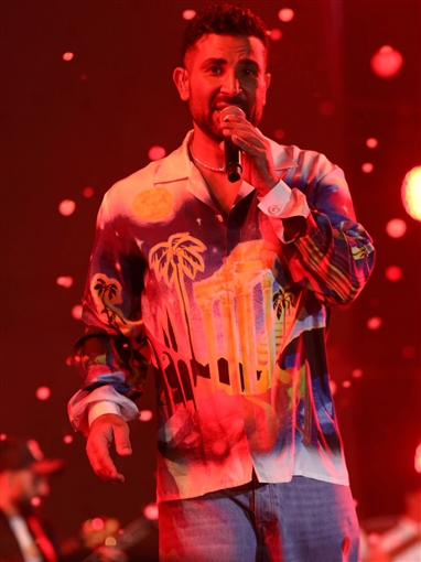  شرطة_الموضة: أحمد سعد بقميص من الحرير برسومات المعابد اليونانية سعره 48 ألف جنيه