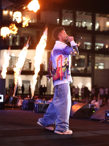  شرطة_الموضة: أحمد سعد بقميص من الحرير برسومات المعابد اليونانية سعره 48 ألف جنيه