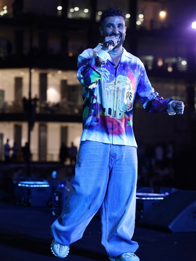  شرطة_الموضة: أحمد سعد بقميص من الحرير برسومات المعابد اليونانية سعره 48 ألف جنيه