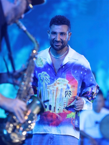  شرطة_الموضة: أحمد سعد بقميص من الحرير برسومات المعابد اليونانية سعره 48 ألف جنيه