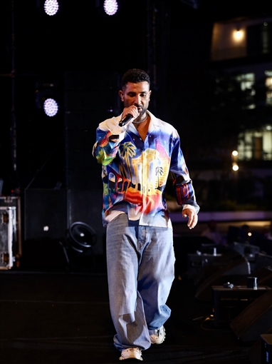  شرطة_الموضة: أحمد سعد بقميص من الحرير برسومات المعابد اليونانية سعره 48 ألف جنيه