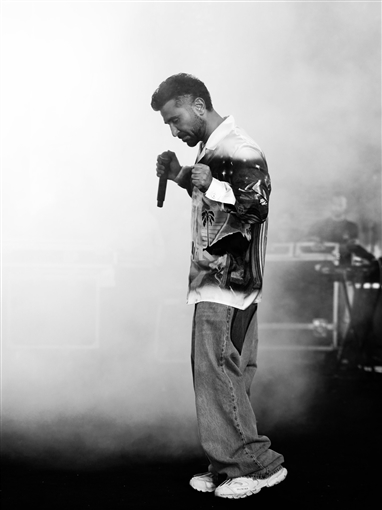  شرطة_الموضة: أحمد سعد بقميص من الحرير برسومات المعابد اليونانية سعره 48 ألف جنيه