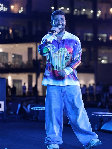  شرطة_الموضة: أحمد سعد بقميص من الحرير برسومات المعابد اليونانية سعره 48 ألف جنيه