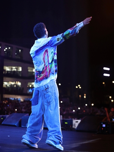  شرطة_الموضة: أحمد سعد بقميص من الحرير برسومات المعابد اليونانية سعره 48 ألف جنيه