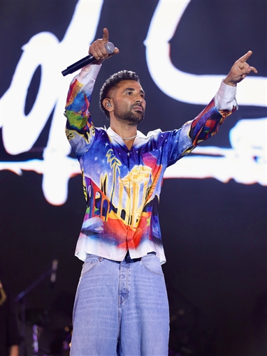  شرطة_الموضة: أحمد سعد بقميص من الحرير برسومات المعابد اليونانية سعره 48 ألف جنيه