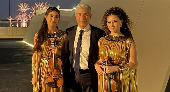 أميرة ومريم حفيدتا عبد الرحمن أبو زهرة مع والدهما