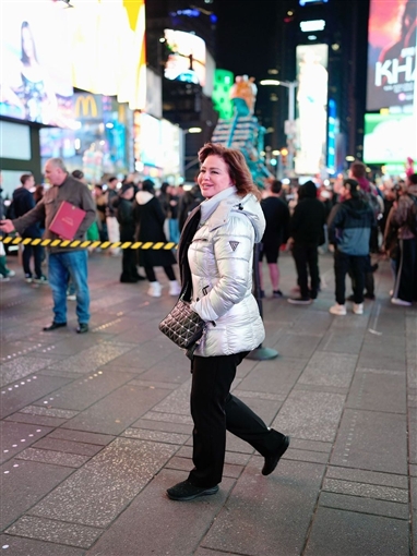 رقصة لبلبة ولقاء ليلى علوي وميني ماوس والغوريلا جولة النجوم في شوارع نيويورك