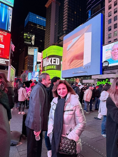 رقصة لبلبة ولقاء ليلى علوي وميني ماوس والغوريلا جولة النجوم في شوارع نيويورك