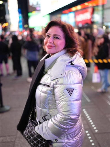 رقصة لبلبة ولقاء ليلى علوي وميني ماوس والغوريلا جولة النجوم في شوارع نيويورك