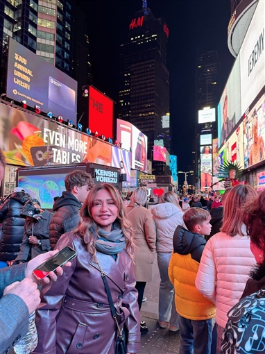 رقصة لبلبة ولقاء ليلى علوي وميني ماوس والغوريلا جولة النجوم في شوارع نيويورك